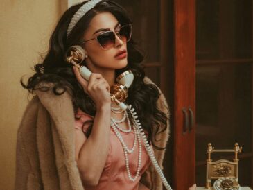10 Fashion Trends Rich Women Would NEVER Wear [Unsplash]