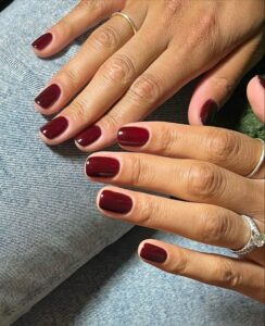 Chic Style Collective | The Classy Nail Colours That Always Look Expensive Dark classy manicure