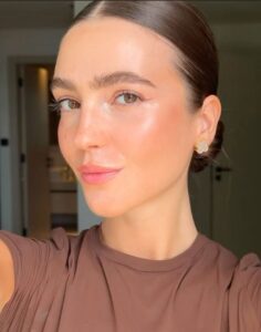 Chic Style Collective | How to Master the No Makeup Look in 5 Minutes for School Runs Clean girl makeup no makeup makeup no makeup look slick back soap brows feather brows thick eyebrows blush makeup strawberry makeup scandi makeup natural makeup
