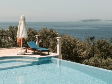 How Rich Women Travel [Pexels]