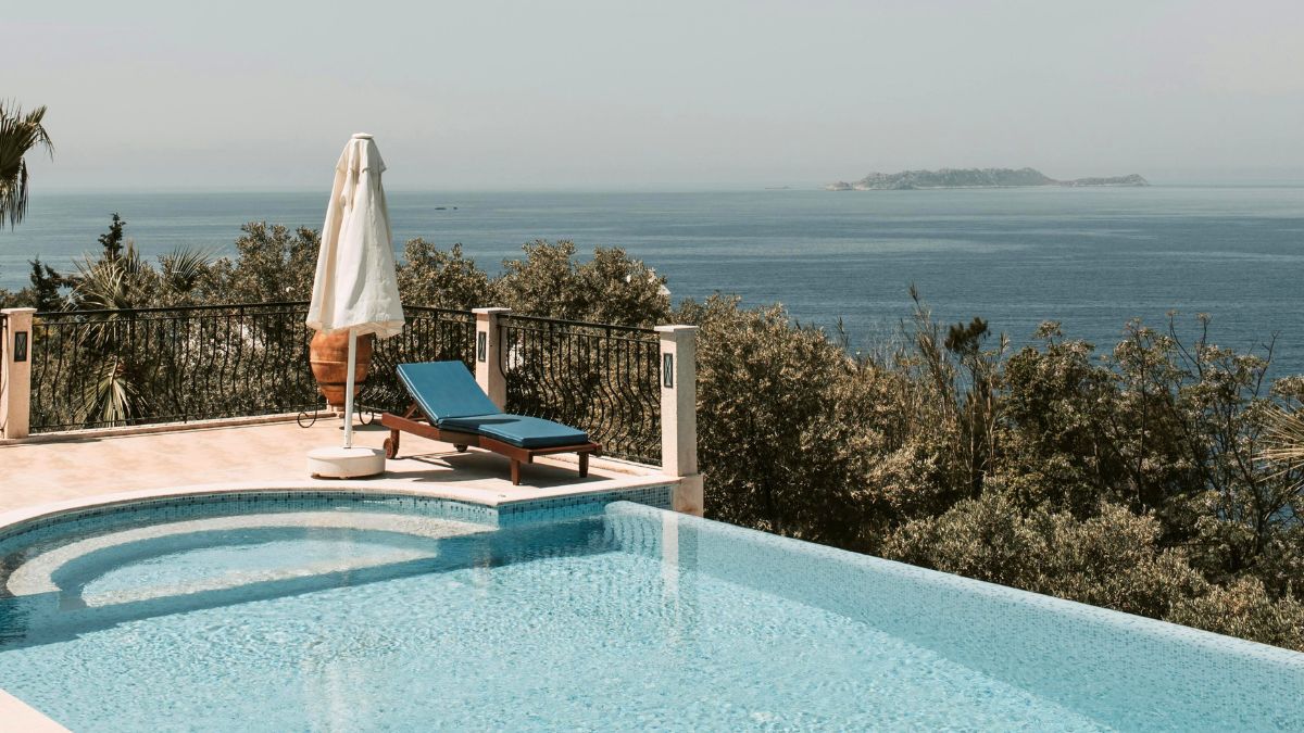 How Rich Women Travel [Pexels]