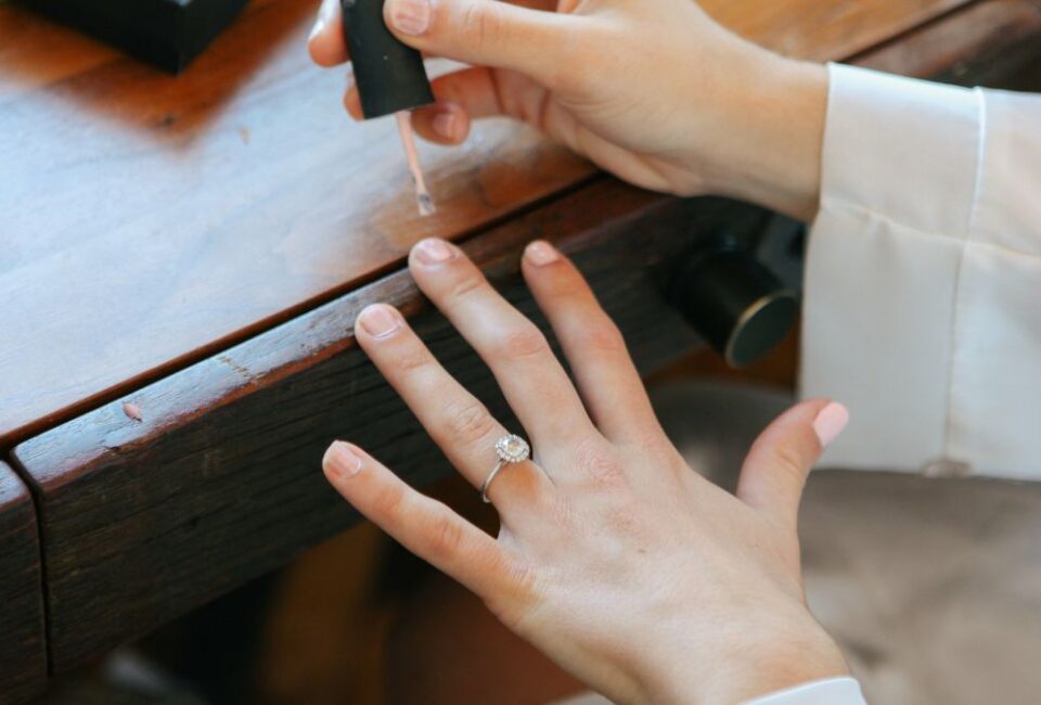 Chic Style Collective | At Home Minimalist Manicure Hacks for Women Who Don’t Have Time for the Salon Minimalist Manicure