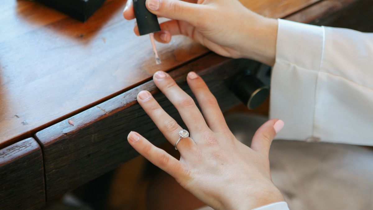 Chic Style Collective | At Home Minimalist Manicure Hacks for Women Who Don’t Have Time for the Salon Minimalist Manicure