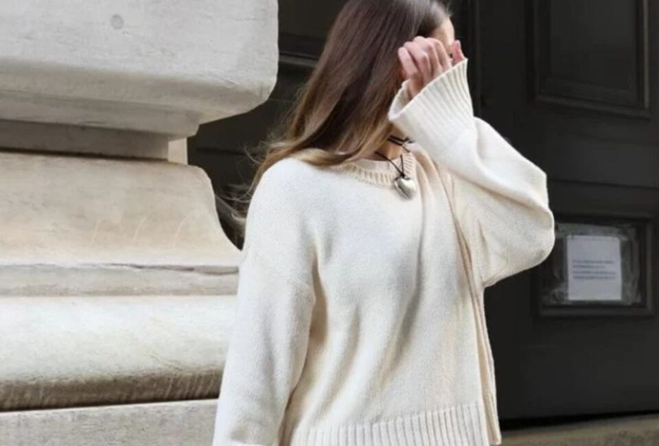 Chic Style Collective | I Noticed Stylish Women in London Wearing This Everywhere - The Pleated Skirt Is Back Pleated Skirt